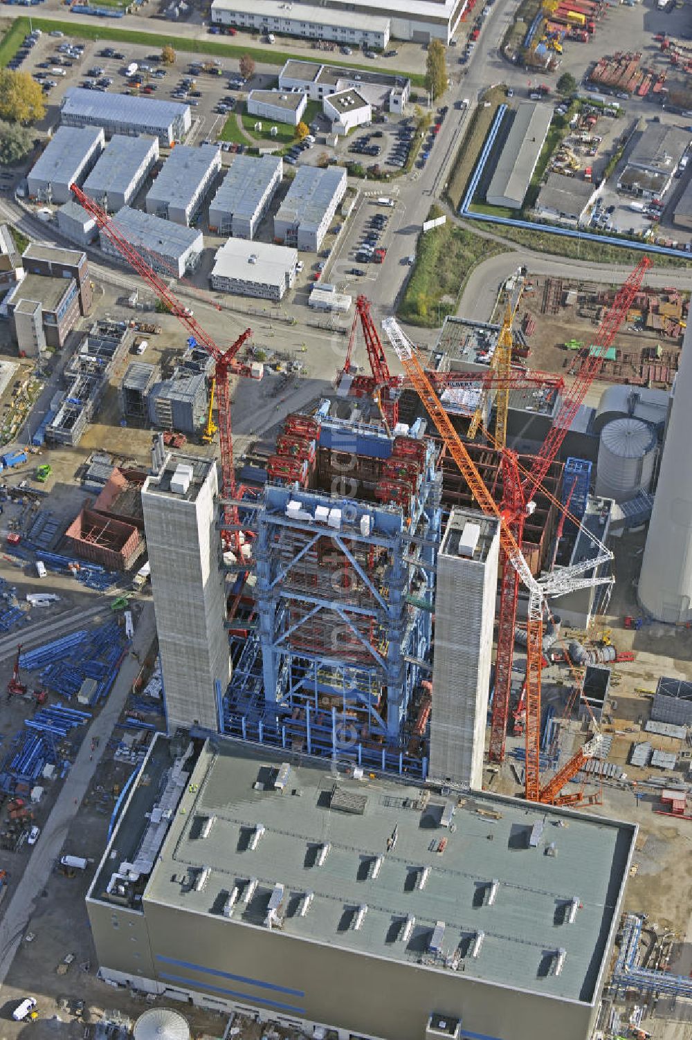 Karlsruhe from the bird's eye view: Neubau des steinkohlebefeuerten Kraftwerksblock 8 (RDK-8) des Rheinhafen-Dampfkraftwerks bei Karlsruhe. Die Inbetriebnahme des Blocks ist für das Frühjahr 2012 vorgesehen. Betreiber des Kraftwerks ist die Energie Baden-Württemberg Kraftwerke AG (EnBW). Construction of the coal-fired power plant unit 8 (RDK-8) of the steam power plant at the Rhine port.