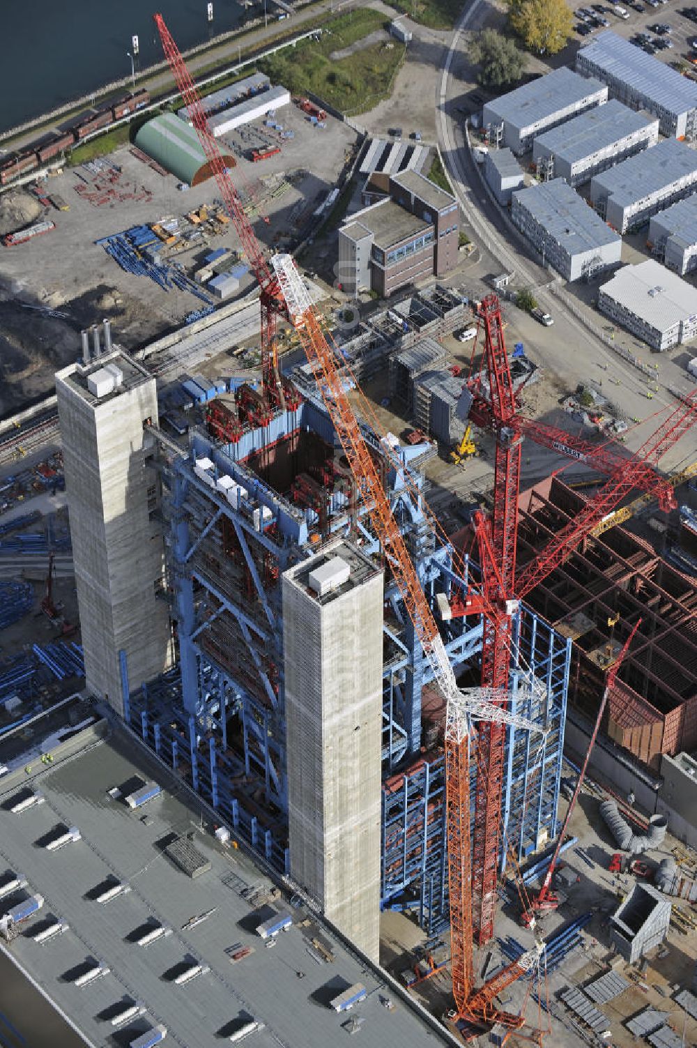 Karlsruhe from above - Neubau des steinkohlebefeuerten Kraftwerksblock 8 (RDK-8) des Rheinhafen-Dampfkraftwerks bei Karlsruhe. Die Inbetriebnahme des Blocks ist für das Frühjahr 2012 vorgesehen. Betreiber des Kraftwerks ist die Energie Baden-Württemberg Kraftwerke AG (EnBW). Construction of the coal-fired power plant unit 8 (RDK-8) of the steam power plant at the Rhine port.