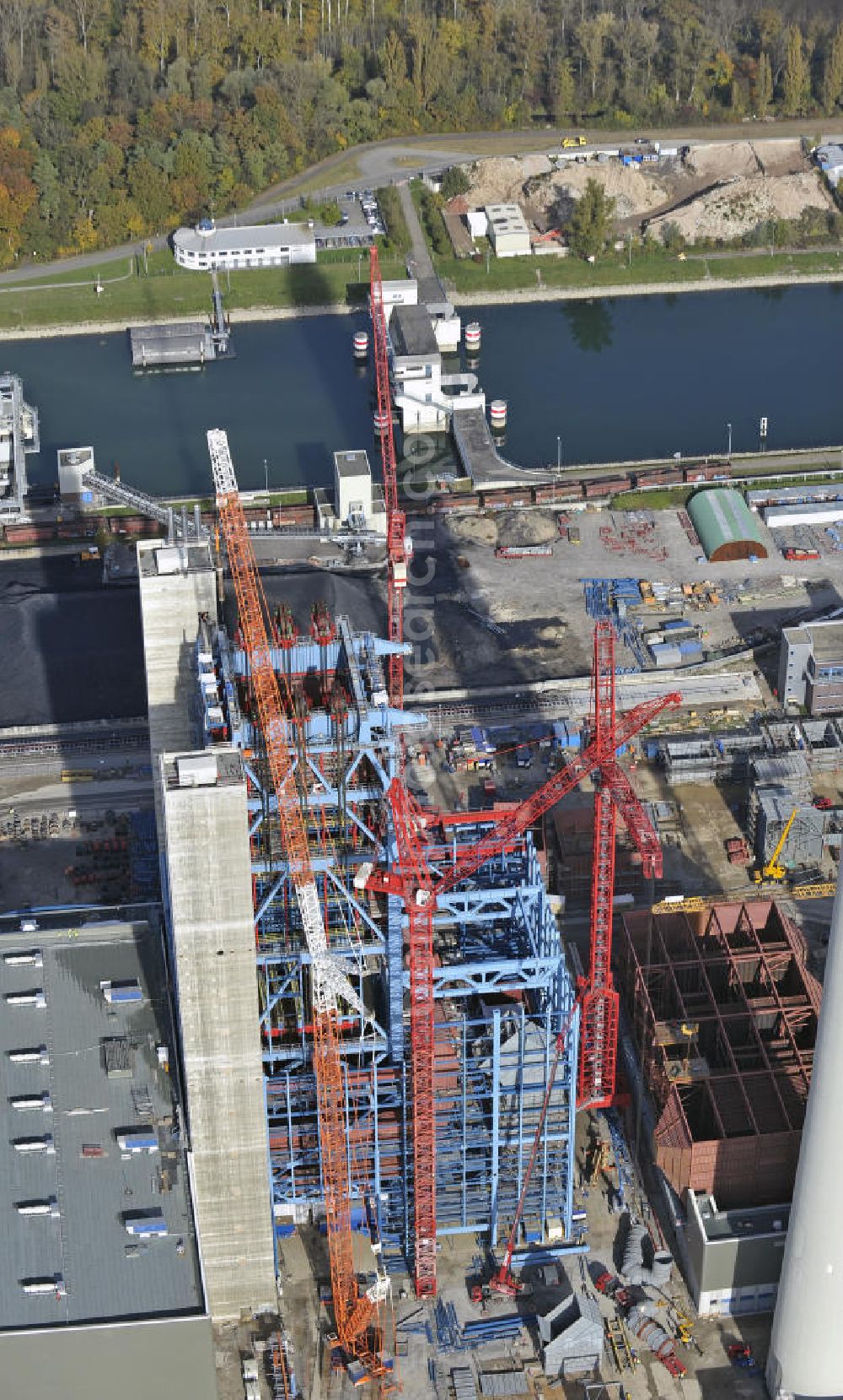 Aerial image Karlsruhe - Neubau des steinkohlebefeuerten Kraftwerksblock 8 (RDK-8) des Rheinhafen-Dampfkraftwerks bei Karlsruhe. Die Inbetriebnahme des Blocks ist für das Frühjahr 2012 vorgesehen. Betreiber des Kraftwerks ist die Energie Baden-Württemberg Kraftwerke AG (EnBW). Construction of the coal-fired power plant unit 8 (RDK-8) of the steam power plant at the Rhine port.