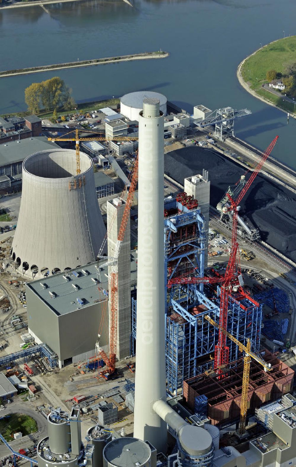 Karlsruhe from the bird's eye view: Neubau des steinkohlebefeuerten Kraftwerksblock 8 (RDK-8) des Rheinhafen-Dampfkraftwerks bei Karlsruhe. Die Inbetriebnahme des Blocks ist für das Frühjahr 2012 vorgesehen. Betreiber des Kraftwerks ist die Energie Baden-Württemberg Kraftwerke AG (EnBW). Construction of the coal-fired power plant unit 8 (RDK-8) of the steam power plant at the Rhine port.