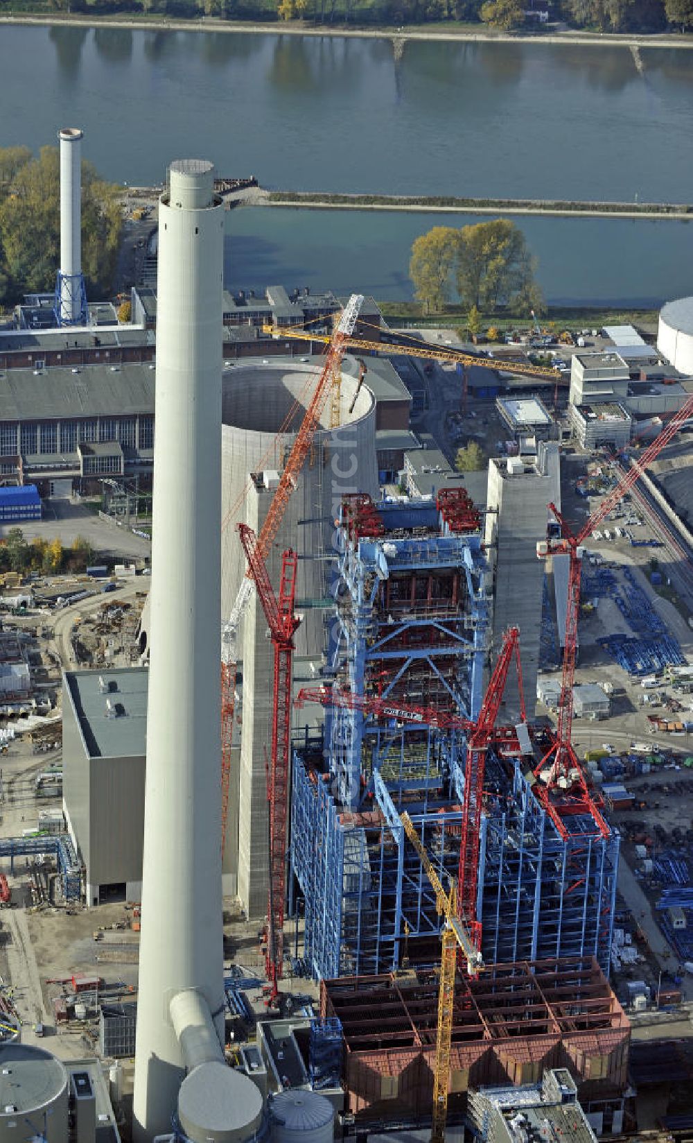 Aerial photograph Karlsruhe - Neubau des steinkohlebefeuerten Kraftwerksblock 8 (RDK-8) des Rheinhafen-Dampfkraftwerks bei Karlsruhe. Die Inbetriebnahme des Blocks ist für das Frühjahr 2012 vorgesehen. Betreiber des Kraftwerks ist die Energie Baden-Württemberg Kraftwerke AG (EnBW). Construction of the coal-fired power plant unit 8 (RDK-8) of the steam power plant at the Rhine port.