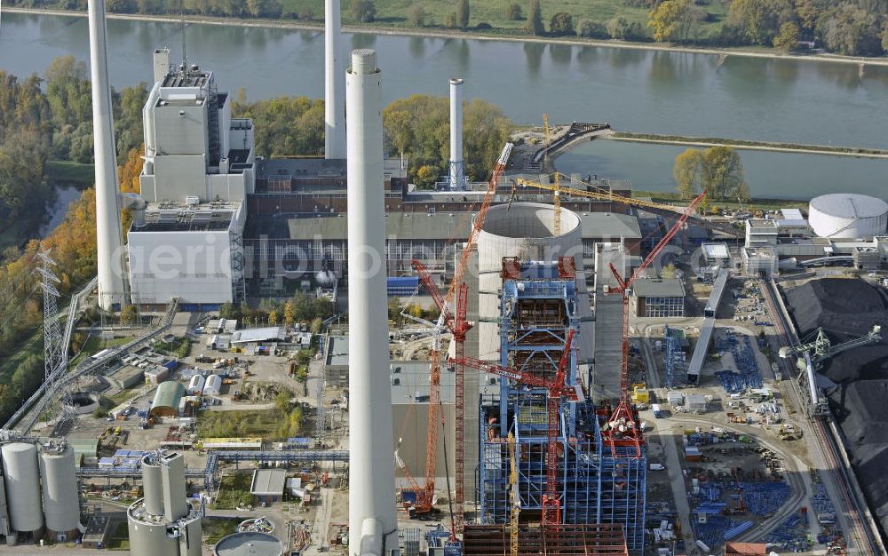 Karlsruhe from the bird's eye view: Neubau des steinkohlebefeuerten Kraftwerksblock 8 (RDK-8) des Rheinhafen-Dampfkraftwerks bei Karlsruhe. Die Inbetriebnahme des Blocks ist für das Frühjahr 2012 vorgesehen. Betreiber des Kraftwerks ist die Energie Baden-Württemberg Kraftwerke AG (EnBW). Construction of the coal-fired power plant unit 8 (RDK-8) of the steam power plant at the Rhine port.