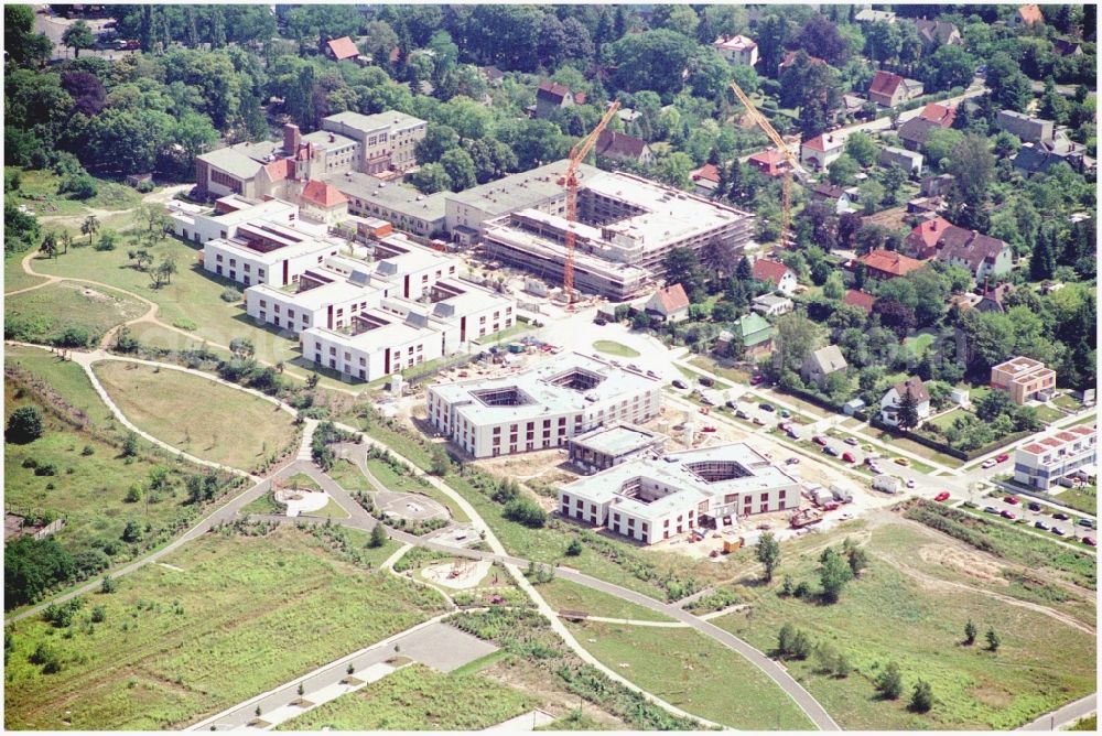 Berlin from the bird's eye view: New construction site for a medical center and hospital clinic Krankenhaus Hedwigshoehe Zentrum fuer Hand- and Fusschirurgie in the district Bohnsdorf in Berlin, Germany