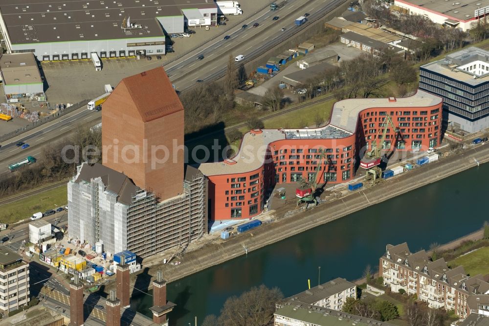 Duisburg from the bird's eye view: View of the NRW State Archives building on a former wharf site of the Duisburg inner harbor. Hochtief Construction AG NRW built here designed by the architects Ortner & Ortner architecture a 160m long shaft with a 76m high tower archives