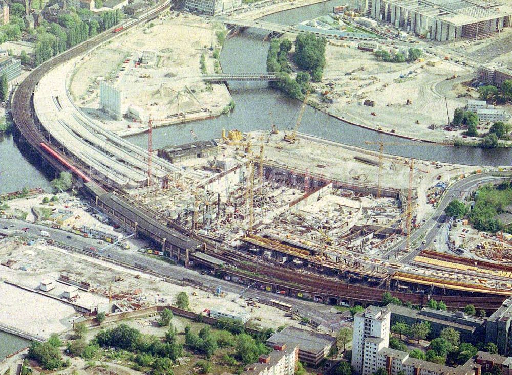 Berlin - Tiergarten from the bird's eye view: Neubau des Lehrter Bahnhofes am Spreebogen / Regierungsviertel in Berlin - Tiergarten.