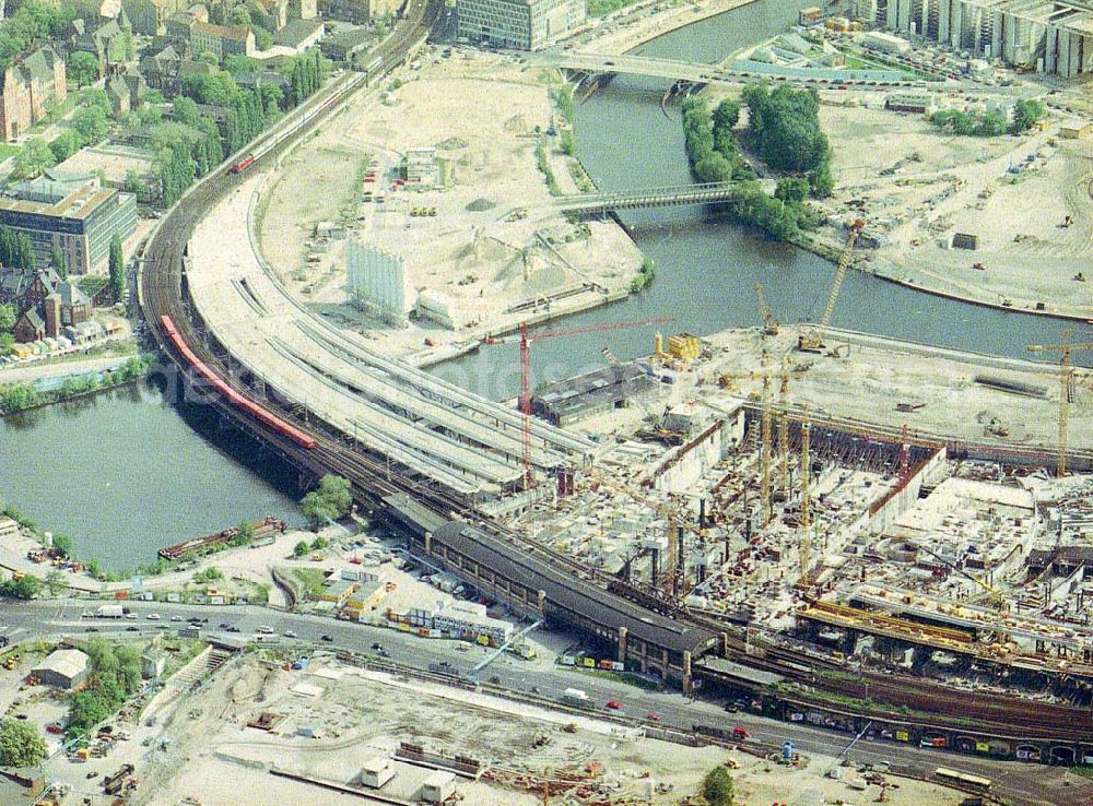 Aerial image Berlin - Tiergarten - Neubau des Lehrter Bahnhofes am Spreebogen / Regierungsviertel in Berlin - Tiergarten.