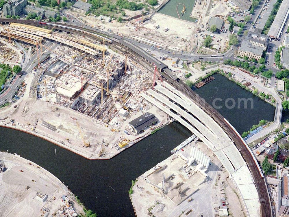 Aerial image Berlin - Tiergarten - Neubau des Lehrter Bahnhofes am Spreebogen / Regierungsviertel in Berlin - Tiergarten.