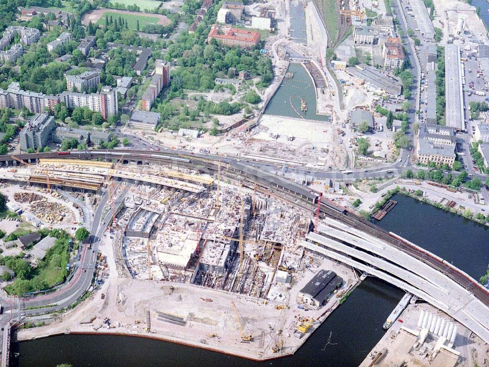 Aerial photograph Berlin - Tiergarten - Neubau des Lehrter Bahnhofes am Spreebogen / Regierungsviertel in Berlin - Tiergarten.