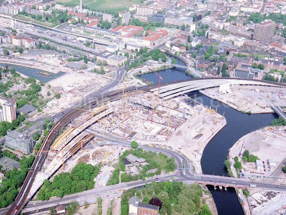 Berlin - Tiergarten from the bird's eye view: Neubau des Lehrter Bahnhofes am Spreebogen / Regierungsviertel in Berlin - Tiergarten.