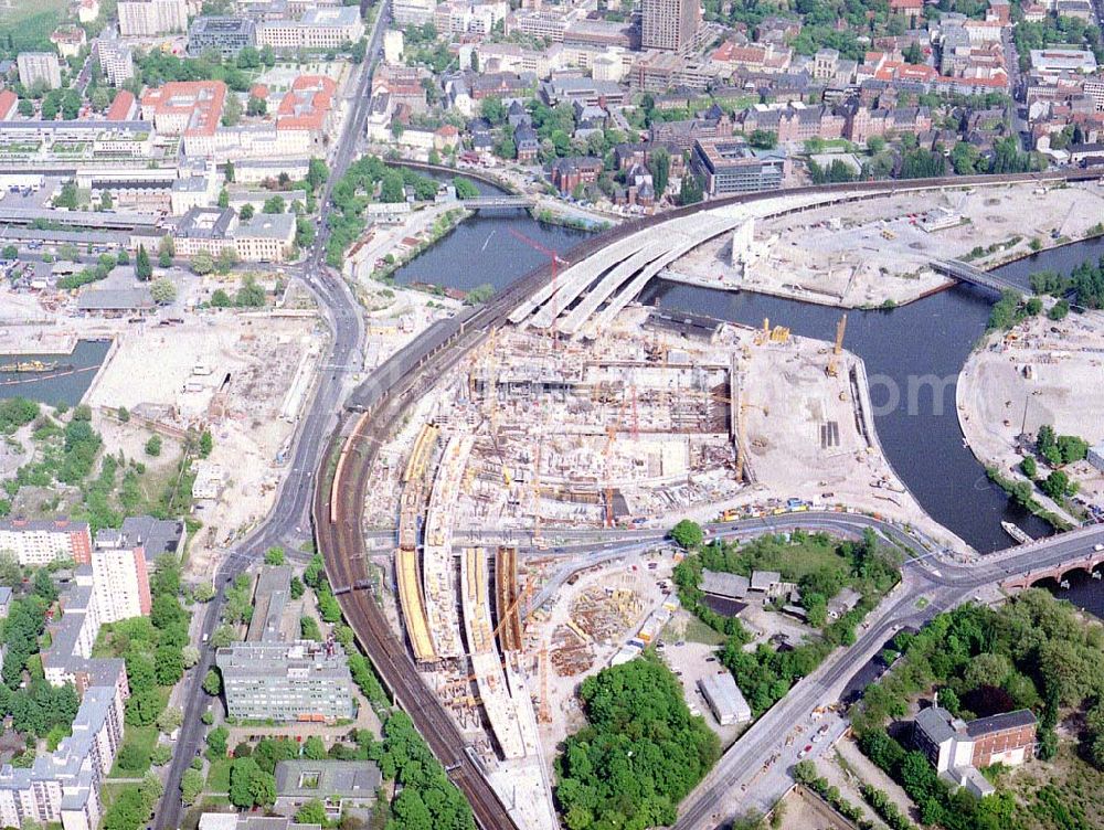 Aerial image Berlin - Tiergarten - Neubau des Lehrter Bahnhofes am Spreebogen / Regierungsviertel in Berlin - Tiergarten.