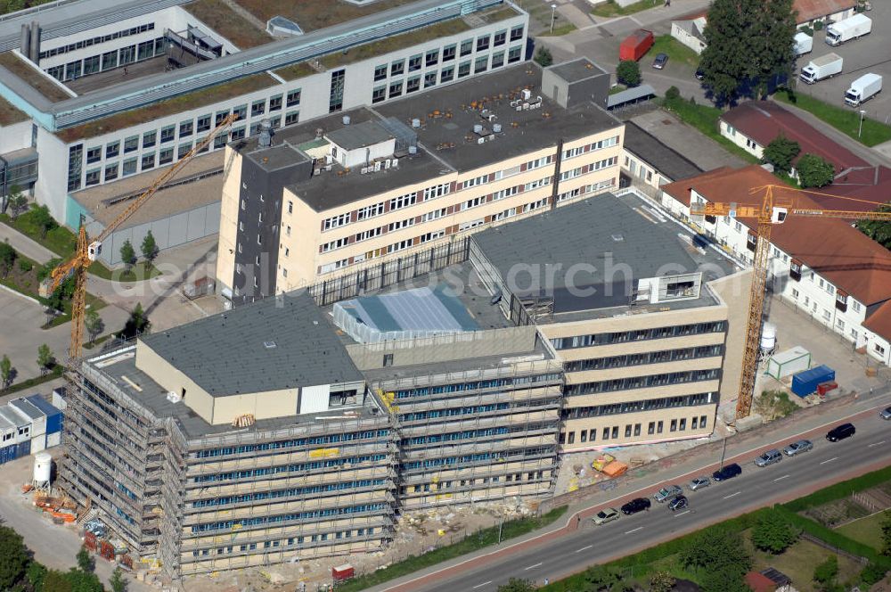 Magdeburg from the bird's eye view: Baustelle Neubau Institutsgebäude Leibniz Institut für Neurobiologie IfN der medizinischen Fakultät Otto-von-Guericke-Universität in Magdeburg-Lemsdorf. Building site of the institute building Leibniz Institut for neuro biology at the medical faculty Otto-von-Guericke University. Bauingenieur: Assmann Beraten + Planen GmbH Magdeburg