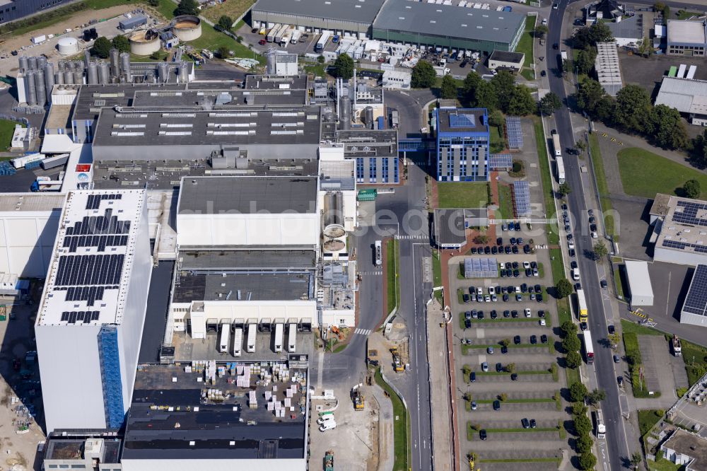 Moers from above - Construction site for the new building complex on the site of the logistics center Moers Frischeprodukte GmbH & Co.KG on Dr.-Berns-Strasse in Moers in the state of North Rhine Westphalia, Germany