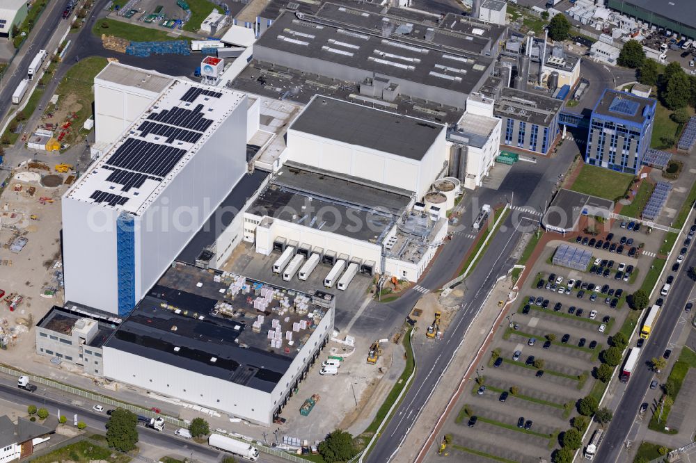 Moers from the bird's eye view: Construction site for the new building complex on the site of the logistics center Moers Frischeprodukte GmbH & Co.KG on Dr.-Berns-Strasse in Moers in the state of North Rhine Westphalia, Germany