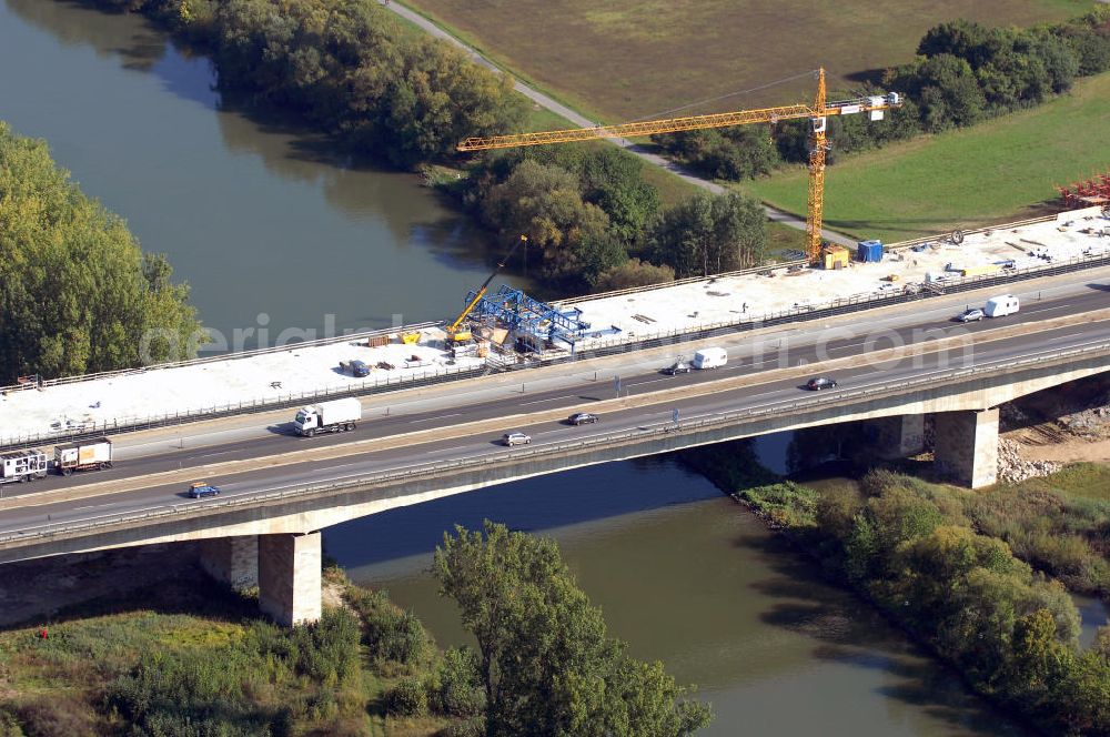 Randersacker from the bird's eye view: Blick auf den Neubau der Mainbrücke der A3 bei Ran dersacker und Würzburg über den Main. Die Mainbrücke Ran dersacker ist eine 540 m lange Brücke der Autobahn 3. Das Bauwerk liegt zwischen den Autobahnanschlussstellen Würzburg-Heidingsfeld und Würzburg-Ran dersacker. Es überspannt südlich von Würzburg bei Ran dersacker in einer Höhe von ungefähr 20 m den Main. Das Bauunternehmen DYWIDAG ist für dieses Projekt zuständig. DYWIDAG wurde 1865 als Lang & Cie. Betonwarenfabrik gegründet und gehörte mit zu den großen deutschen Baukonzernen. Die Gründungsväter des Unternehmens waren Heinrich Lang und Wilhelm Gustav Dyckerhoff. Kontakt: DYWIDAG Bau GmbH, Mies-van-der-Rohe-Straße 6, 80807 München, Tel. +49 (0)89 360 555 2422