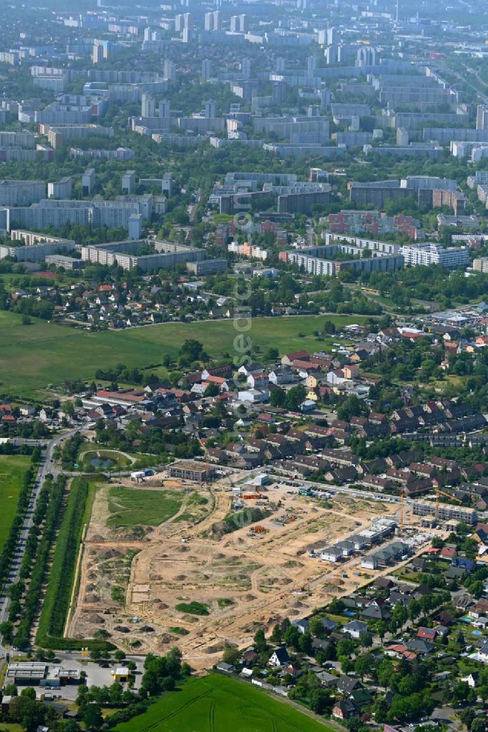 Ahrensfelde from the bird's eye view: Construction site to build a new multi-family residential complex Ahrensfelder Obstwiesen on street Blumberger Chaussee in Ahrensfelde in the state Brandenburg, Germany