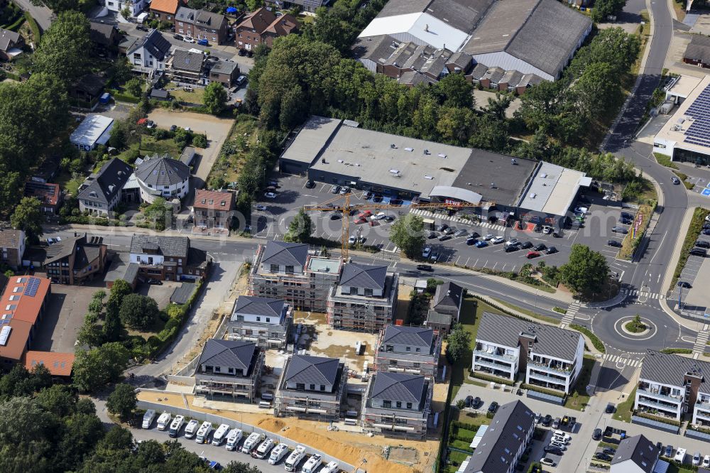 Aerial photograph Brüggen - Construction site for the new construction of a multi-family residential complex of CD Niederrhein Projekt GmbH on Borner Strasse in Brueggen in the federal state of North Rhine-Westphalia, Germany