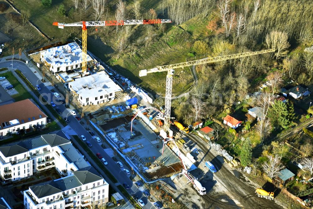 Aerial photograph Berlin - Construction site to build a new multi-family residential complex Dichtervillen in Karlshorst on Regener Strasse in the district Karlshorst in Berlin, Germany