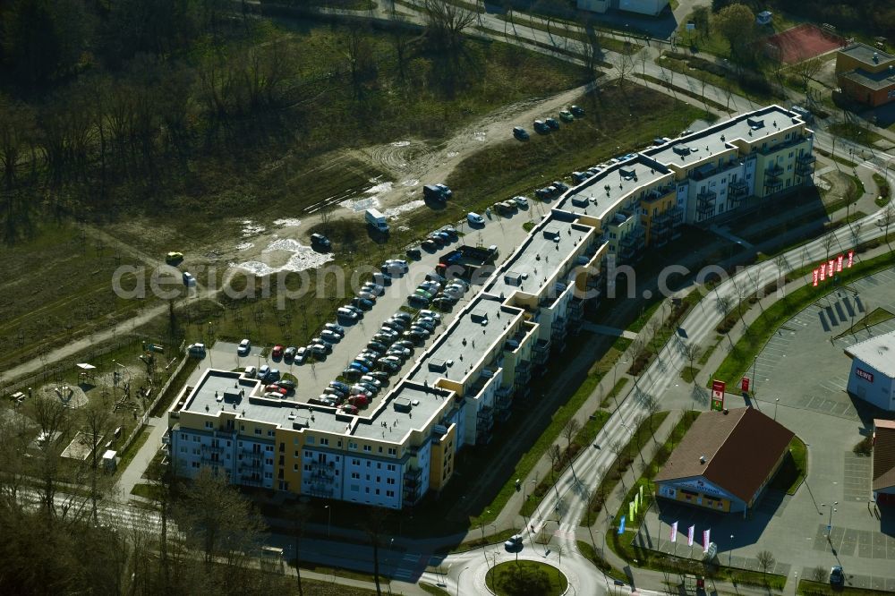 Teltow from the bird's eye view: New construction of a multi-family residential complex by Bonava Deutschland GmbH on Lichterfelder Allee and Schoenower Strasse in Teltow in the state of Brandenburg, Germany