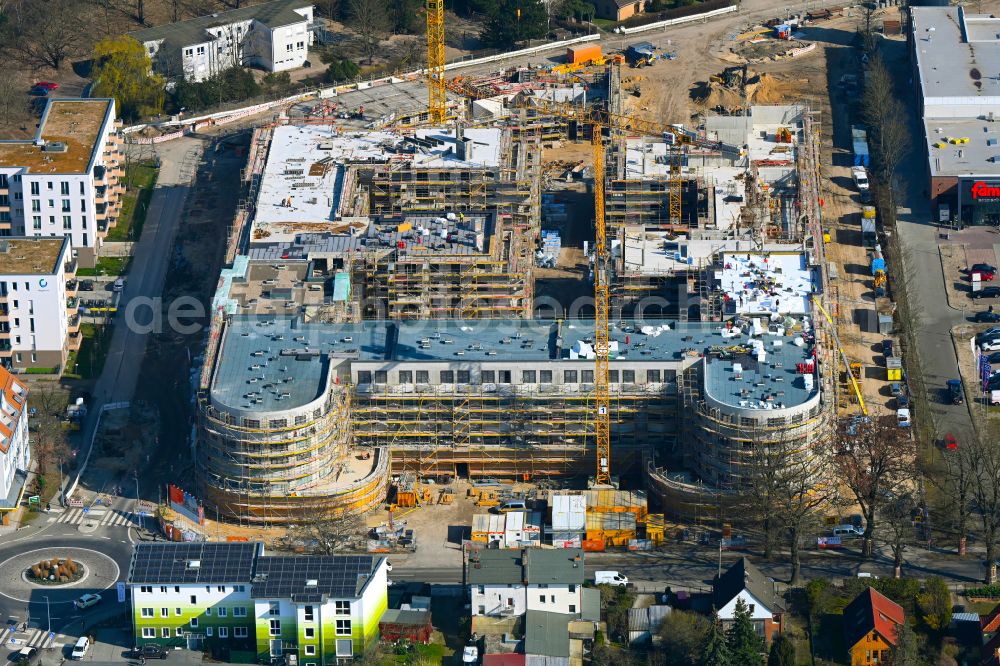 Falkensee from the bird's eye view: Construction site to build a new multi-family residential complex Merlin-Quartier on street Dallgower Strasse - Schwartzkopffstrasse in Falkensee in the state Brandenburg, Germany