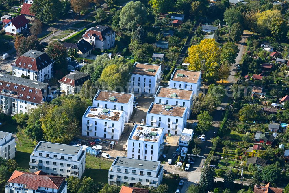 Berlin from above - Construction site to build a new multi-family residential complex Modulare Wohnhaeuser fuer Gefluechtete on street Kirchstrasse in the district Rosenthal in Berlin, Germany