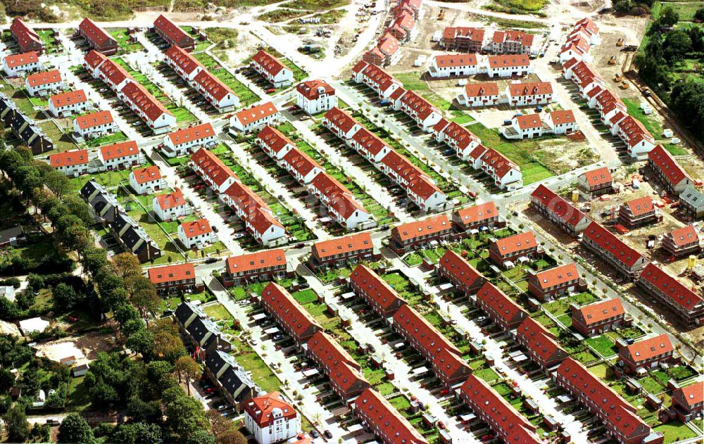 Falkensee from the bird's eye view: Multi-family residential complex on street Moewenstrasse in Falkensee in the state Brandenburg, Germany