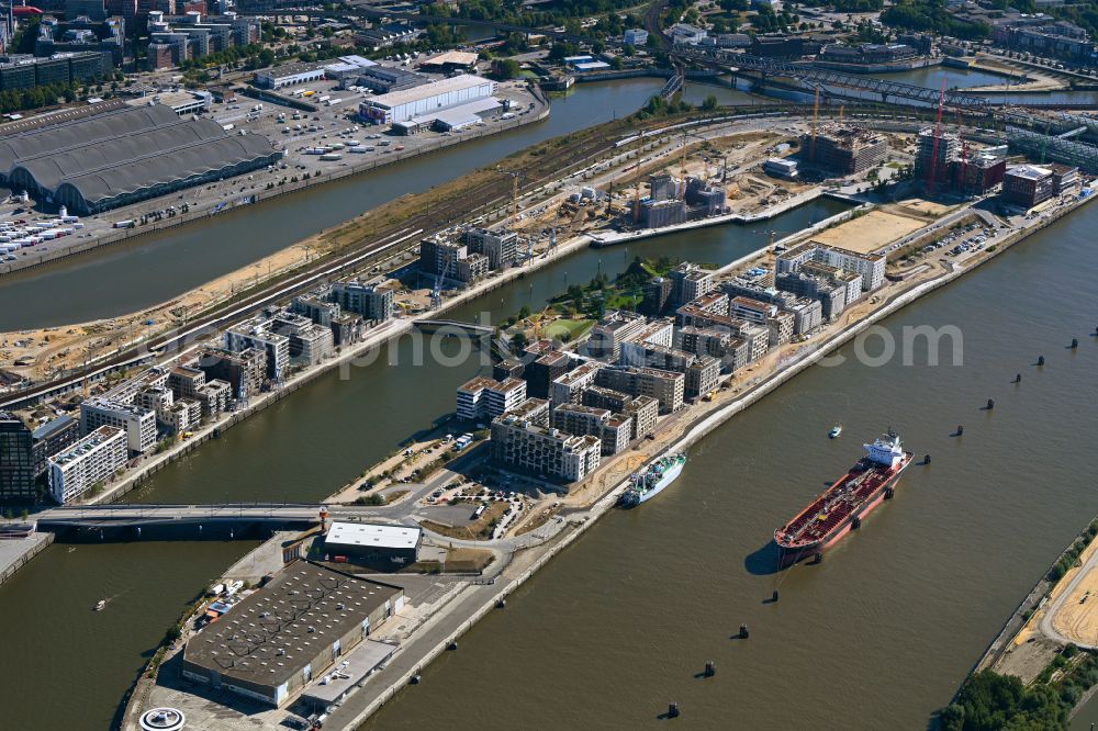 Hamburg from the bird's eye view: Construction site to build a new multi-family residential complex Quartiere Hafencity on Braakenhafen in the district HafenCity in Hamburg, Germany