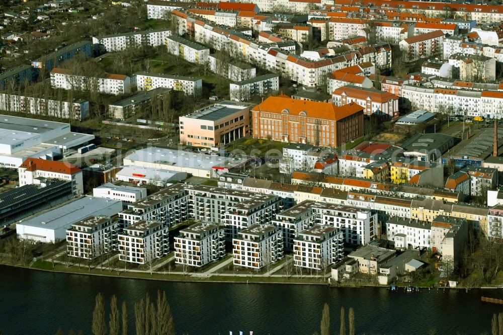 Aerial image Berlin - Apartment building in Tabbertstrasse on the bank of the river Spree in the Oberschoeneweide district in Berlin