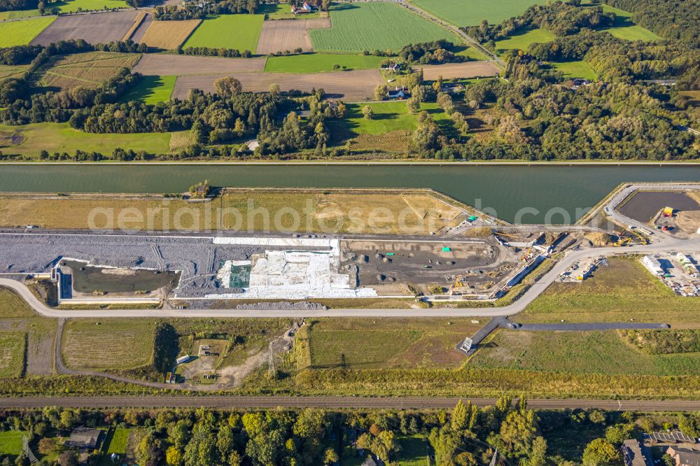 Bergkamen from the bird's eye view: Construction site for the new construction of a multi-family residential complex Wasserstadt Aden on the banks of the Datteln-Hamm Canal on Hans-Boeckler-Strasse in the Oberaden district of Bergkamen in the Ruhr area in the federal state of North Rhine-Westphalia, Germany