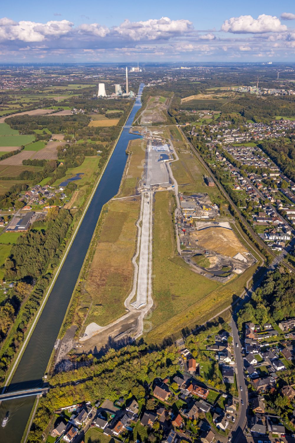 Aerial photograph Bergkamen - Construction site for the new construction of a multi-family residential complex Wasserstadt Aden on the banks of the Datteln-Hamm Canal on Hans-Boeckler-Strasse in the Oberaden district of Bergkamen in the Ruhr area in the federal state of North Rhine-Westphalia, Germany