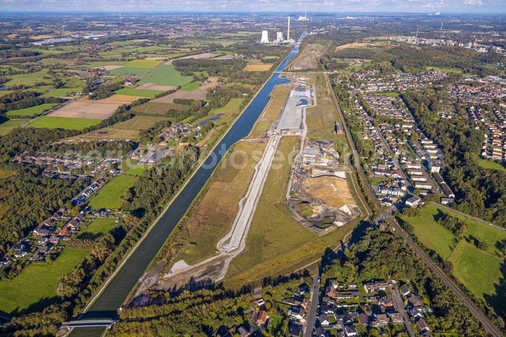 Bergkamen from above - Construction site for the new construction of a multi-family residential complex Wasserstadt Aden on the banks of the Datteln-Hamm Canal on Hans-Boeckler-Strasse in the Oberaden district of Bergkamen in the Ruhr area in the federal state of North Rhine-Westphalia, Germany