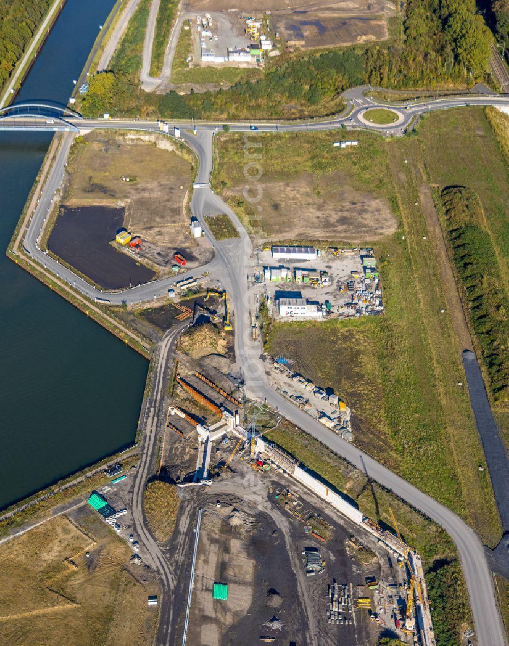 Bergkamen from above - Construction site for the new construction of a multi-family residential complex Wasserstadt Aden on the banks of the Datteln-Hamm Canal on Hans-Boeckler-Strasse in the Oberaden district of Bergkamen in the Ruhr area in the federal state of North Rhine-Westphalia, Germany