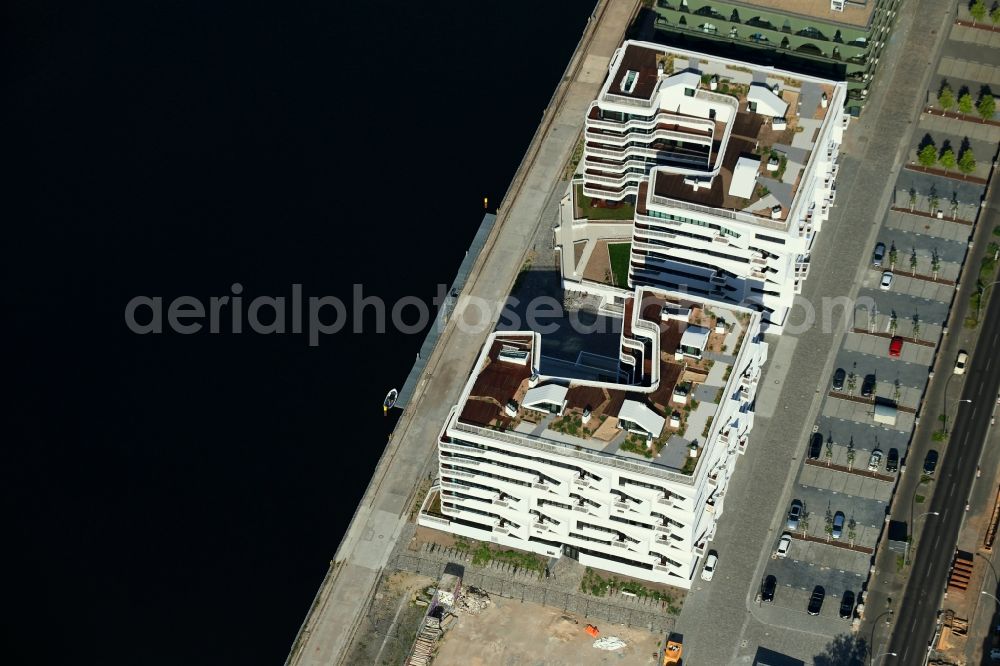 Berlin from the bird's eye view: Construction site to build a new multi-family residential complex WAVE WATERSIDE LIVING BERLIN on the former Osthafen port on Stralauer Allee in the district Friedrichshain in Berlin, Germany