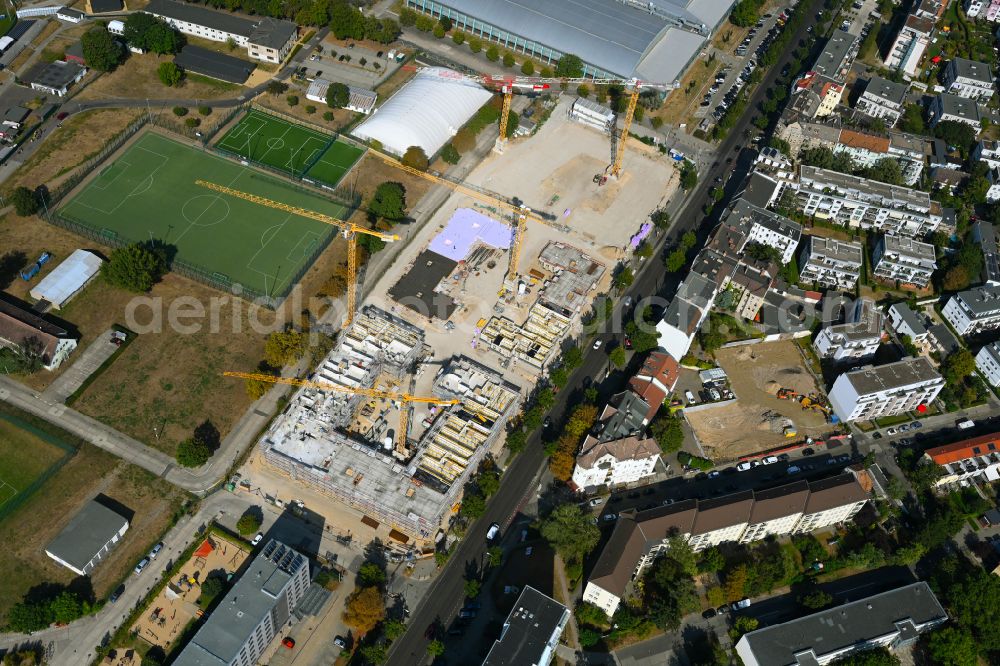 Berlin from the bird's eye view: Construction site to build a new multi-family residential complex Weisse Taube between Ferdinand-Schultze-Strasse, Plauener Strasse and Landsberger Allee in the district Hohenschoenhausen in Berlin, Germany