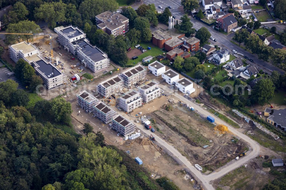 Aerial image Homberg - Construction site for the new construction of a multi-family residential complex between Schwarzer Weg, Uettelsheimer Weg and Halener Strasse in the district of Homberg in Duisburg in the Ruhr area in the federal state of North Rhine-Westphalia, Germany