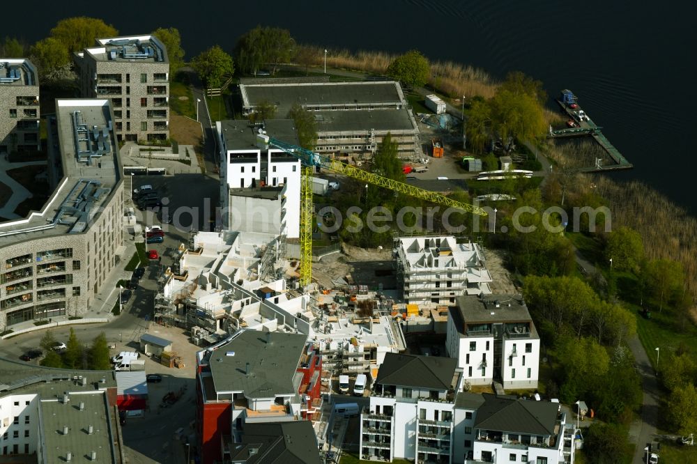 Rostock from the bird's eye view: Construction site for the construction of an apartment building Utkiek on the wooden peninsula on Gaffelschoner Weg in Rostock in the state Mecklenburg-Western Pomerania, Germany