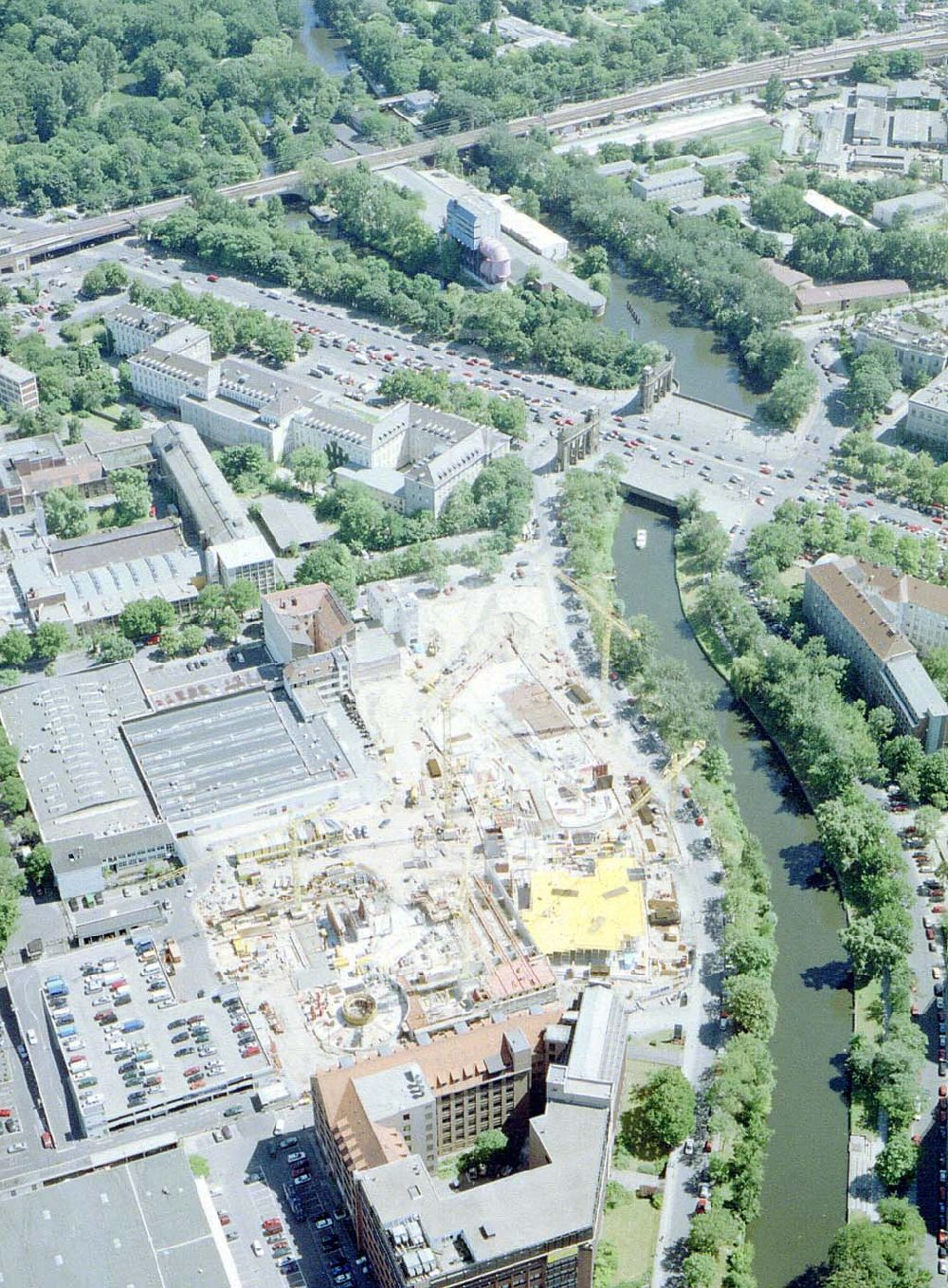 Aerial photograph Berlin - Charlottenburg - Neubau der MERCEDES-Niederlassung Am Salzufer in Berlin-Charlottenburg.