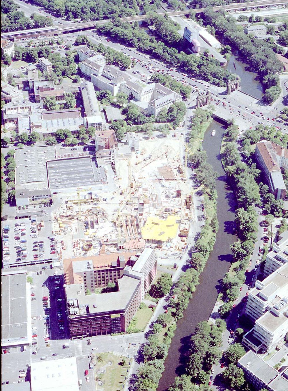 Berlin - Charlottenburg from the bird's eye view: Neubau der MERCEDES-Niederlassung Am Salzufer in Berlin-Charlottenburg.