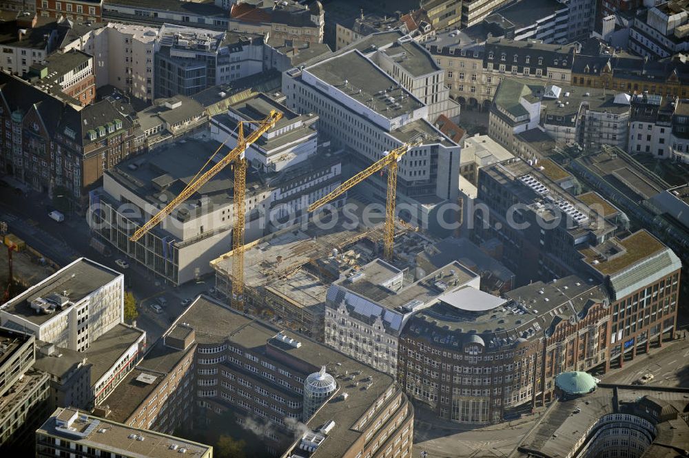 Hamburg from above - Neubau des Metropolis-Hauses neben der Staatsoper an der Dammtorstraße. Hier entsteht ein Büro- und Geschäftsgebäude. Bauherr ist die Am Opernboulevard GmbH & Co. KG, eine Tochter der Hochtief Projektentwicklung GmbH. Construction of the Metropolis House next to the State Opera at the Dammtorstrasse.