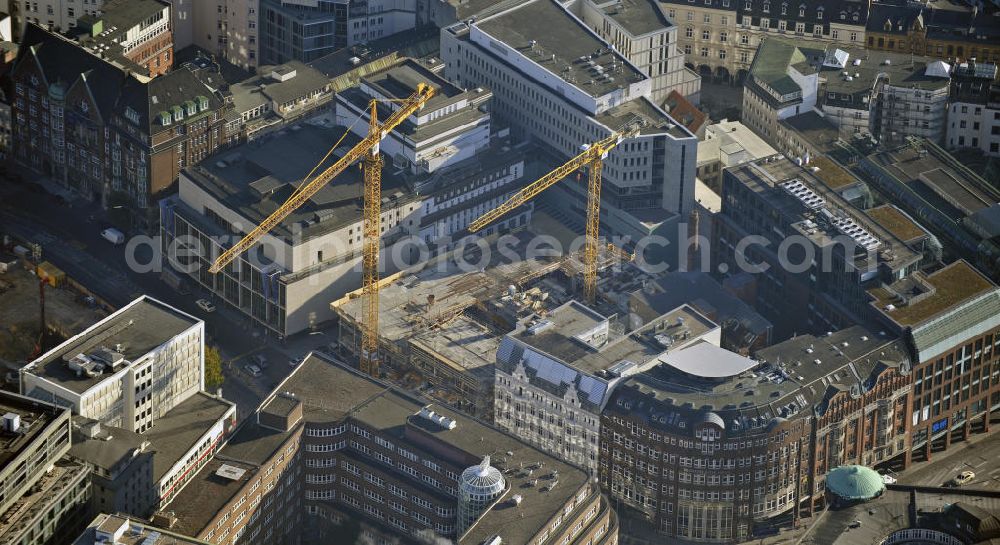 Hamburg from the bird's eye view: Neubau des Metropolis-Hauses neben der Staatsoper an der Dammtorstraße. Hier entsteht ein Büro- und Geschäftsgebäude. Bauherr ist die Am Opernboulevard GmbH & Co. KG, eine Tochter der Hochtief Projektentwicklung GmbH. Construction of the Metropolis House next to the State Opera at the Dammtorstrasse.