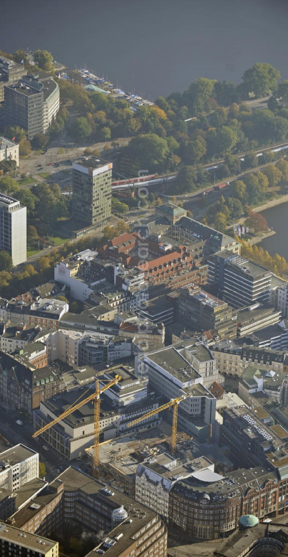 Aerial image Hamburg - Neubau des Metropolis-Hauses neben der Staatsoper an der Dammtorstraße. Hier entsteht ein Büro- und Geschäftsgebäude. Bauherr ist die Am Opernboulevard GmbH & Co. KG, eine Tochter der Hochtief Projektentwicklung GmbH. Construction of the Metropolis House next to the State Opera at the Dammtorstrasse.