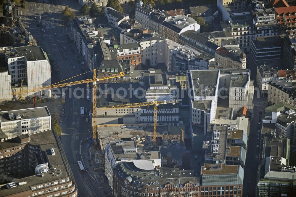 Aerial photograph Hamburg - Neubau des Metropolis-Hauses neben der Staatsoper an der Dammtorstraße. Hier entsteht ein Büro- und Geschäftsgebäude. Bauherr ist die Am Opernboulevard GmbH & Co. KG, eine Tochter der Hochtief Projektentwicklung GmbH. Construction of the Metropolis House next to the State Opera at the Dammtorstrasse.