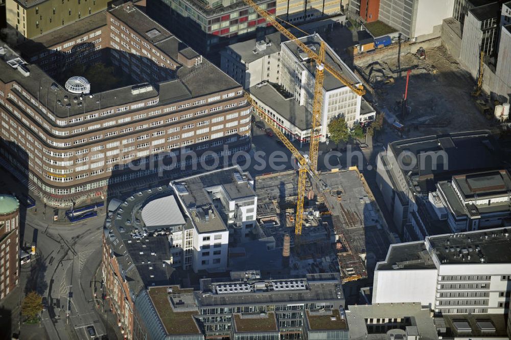 Hamburg from above - Neubau des Metropolis-Hauses neben der Staatsoper an der Dammtorstraße. Hier entsteht ein Büro- und Geschäftsgebäude. Bauherr ist die Am Opernboulevard GmbH & Co. KG, eine Tochter der Hochtief Projektentwicklung GmbH. Construction of the Metropolis House next to the State Opera at the Dammtorstrasse.