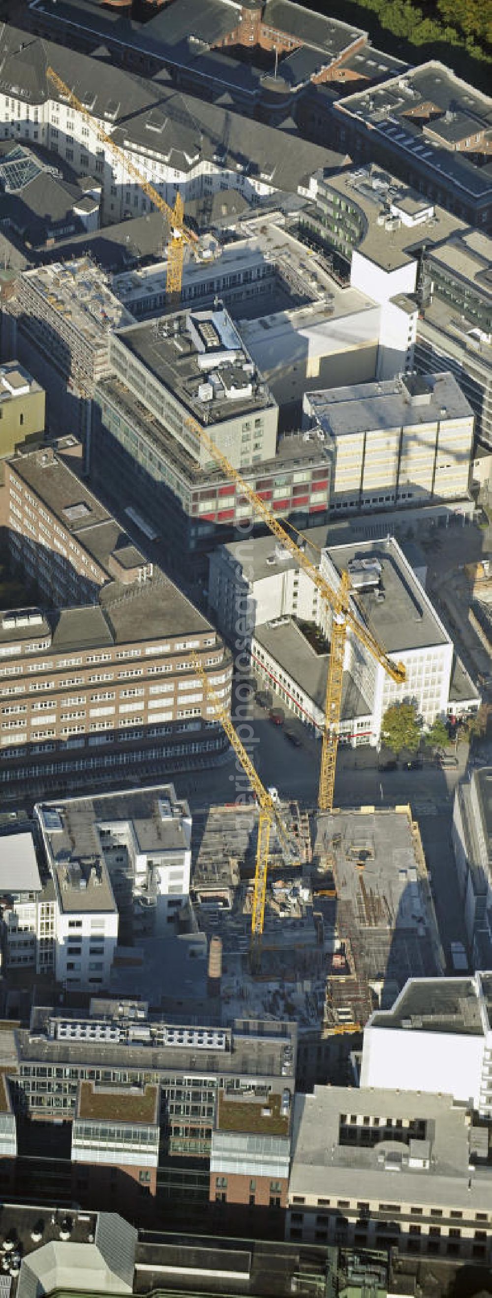 Hamburg from the bird's eye view: Neubau des Metropolis-Hauses neben der Staatsoper an der Dammtorstraße. Hier entsteht ein Büro- und Geschäftsgebäude. Bauherr ist die Am Opernboulevard GmbH & Co. KG, eine Tochter der Hochtief Projektentwicklung GmbH. Construction of the Metropolis House next to the State Opera at the Dammtorstrasse.