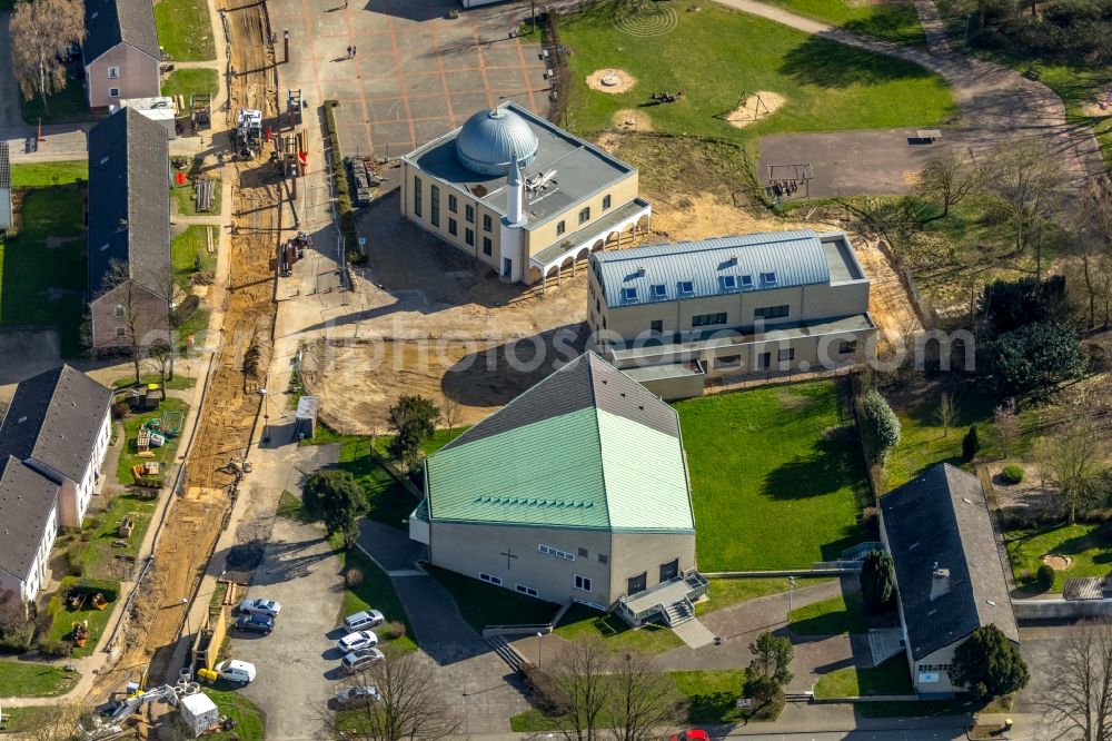 Aerial image Voerde (Niederrhein) - Mosque construction site Yeni Yesil Cami on Schlesierstrasse opposite Evangelischen Kirche Moellen Auf dem Buender in the district Moellen in Voerde (Niederrhein) in the state North Rhine-Westphalia