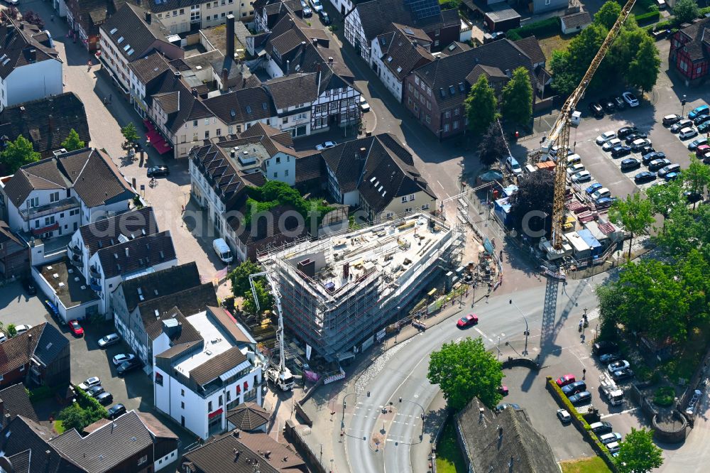 Holzminden from the bird's eye view: Construction site of museum building ensemble Sensoria - Erlebniswelt of Duefte and Aromen on street Obere Strasse - Hintere Strasseasse in Holzminden in the state Lower Saxony, Germany