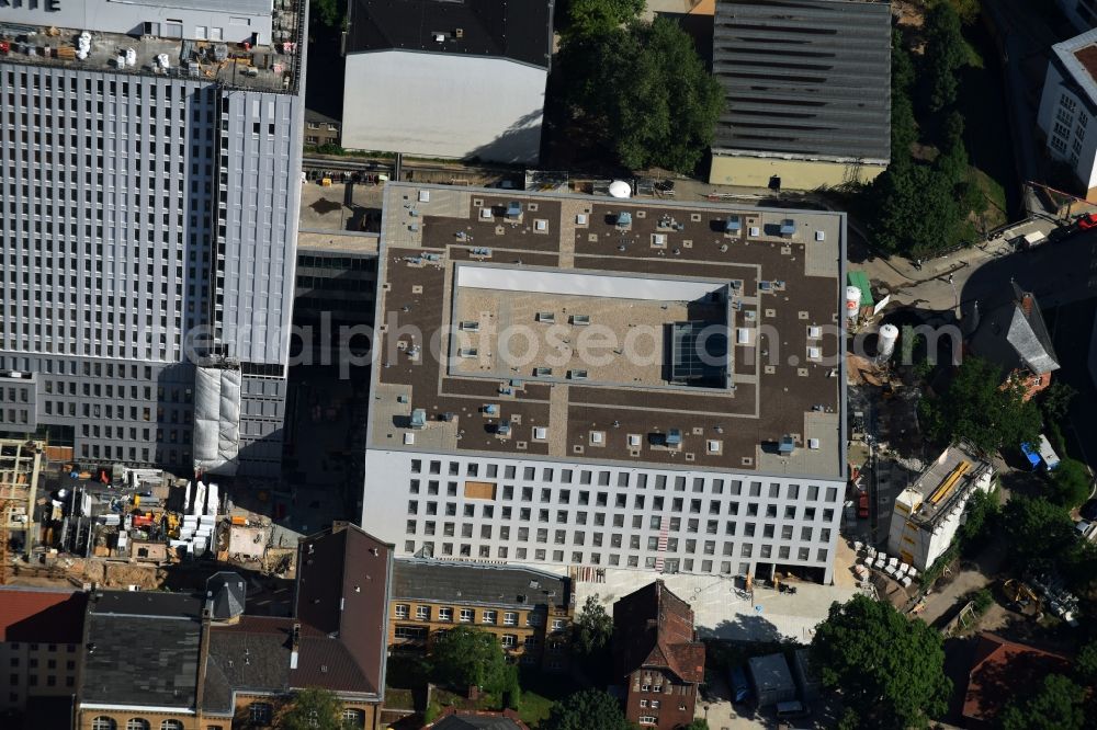 Berlin from above - New building and view of Renovation and conversion work on the high house of the bed tower at the University Hospital Charité Campus Mitte (CCM) in the district of Mitte in Berlin