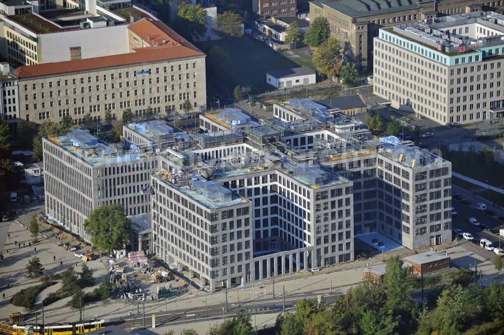 Aerial image Berlin - Blick auf die Baustelle am Nordbahnhof. Hier entsteht das Nordbahnhof Carrée, ein Bürogebäude der Deutschen Bahn AG gebaut durch die Firma FRANKONIA Eurobau AG. View on the construction area at the Nordbahnhof. Here the Nordbahnhof Carree is erected an office builing of the Deutsche Bahn AG constructed by FRANKONIA Eurobau AG.