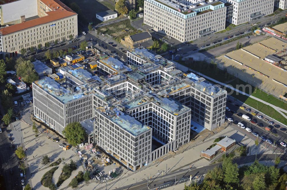 Aerial photograph Berlin - Blick auf die Baustelle am Nordbahnhof. Hier entsteht das Nordbahnhof Carrée, ein Bürogebäude der Deutschen Bahn AG gebaut durch die Firma FRANKONIA Eurobau AG. View on the construction area at the Nordbahnhof. Here the Nordbahnhof Carree is erected an office builing of the Deutsche Bahn AG constructed by FRANKONIA Eurobau AG.