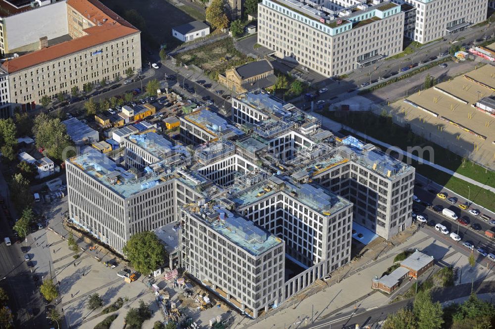 Berlin from above - Blick auf die Baustelle am Nordbahnhof. Hier entsteht das Nordbahnhof Carrée, ein Bürogebäude der Deutschen Bahn AG gebaut durch die Firma FRANKONIA Eurobau AG. View on the construction area at the Nordbahnhof. Here the Nordbahnhof Carree is erected an office builing of the Deutsche Bahn AG constructed by FRANKONIA Eurobau AG.