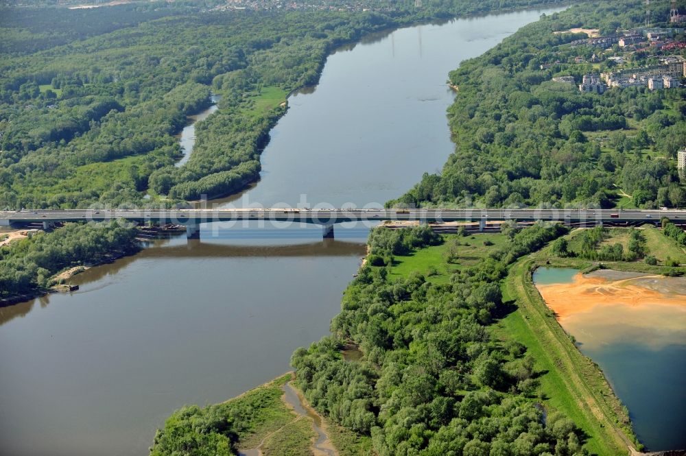 Warschau from the bird's eye view: Blick auf die Baustelle des Neubaus der Nordbrücke über die Weichsel in Warschau. Die Brücke wird die größte der polnischen Hauptstadt sein und sechsspurig ausgebaut. Das deutsche Ingenieurbüro Schüßler - Plan ist an der Projektierung und Bauüberwachung beteiligt. Site of the North Bridge over the Weichsel River in Warsaw.